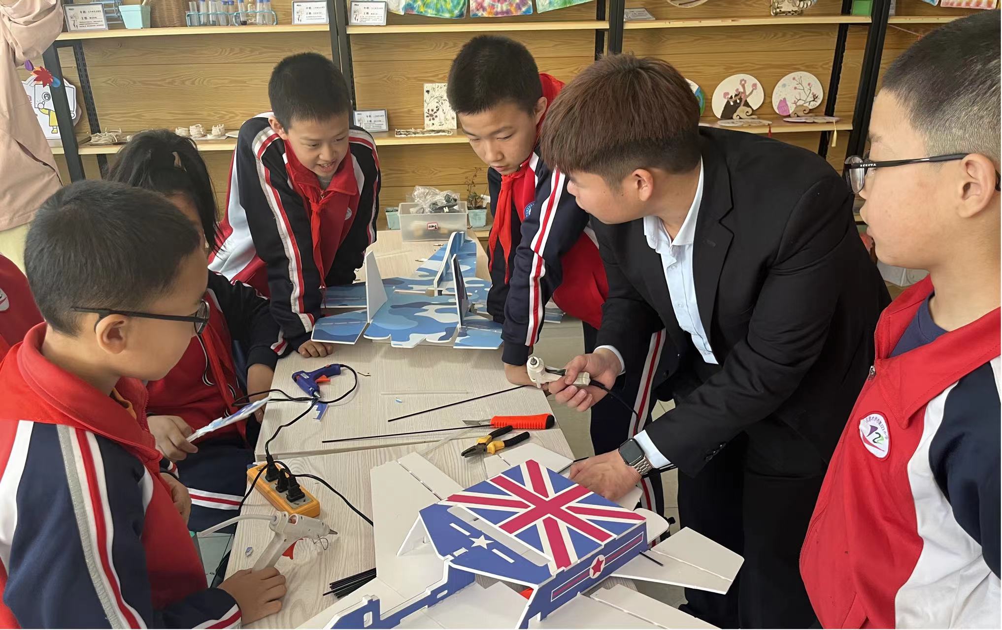 新疆青少年无人机-保华润天航空航模梦工厂走进校园