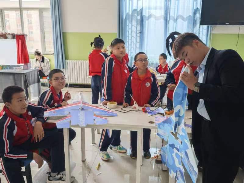 低空经济下,新疆青少年无人机、航模培训从保华润天航空启航