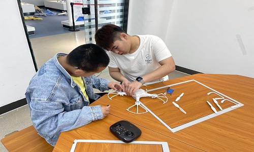 无人机学习：年龄不是障碍，激情与安全同行